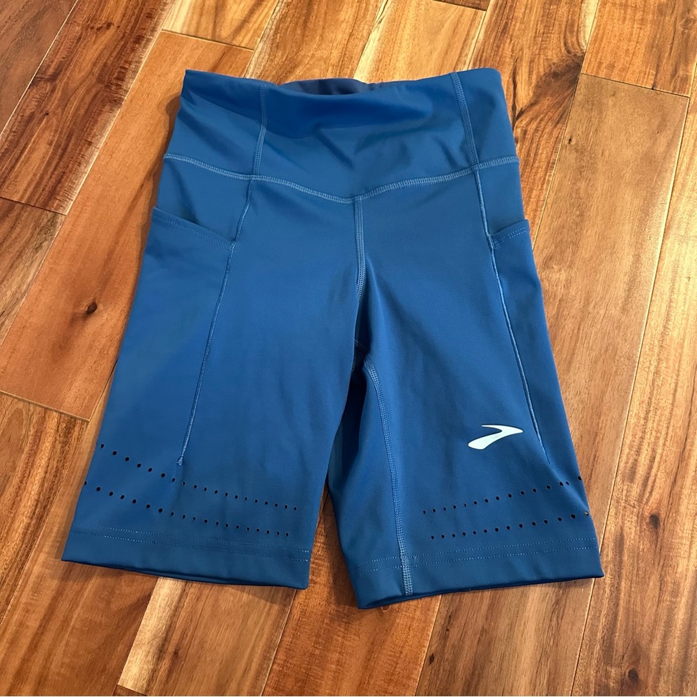 NWOT Brooks method 8" running shorts. Size XS